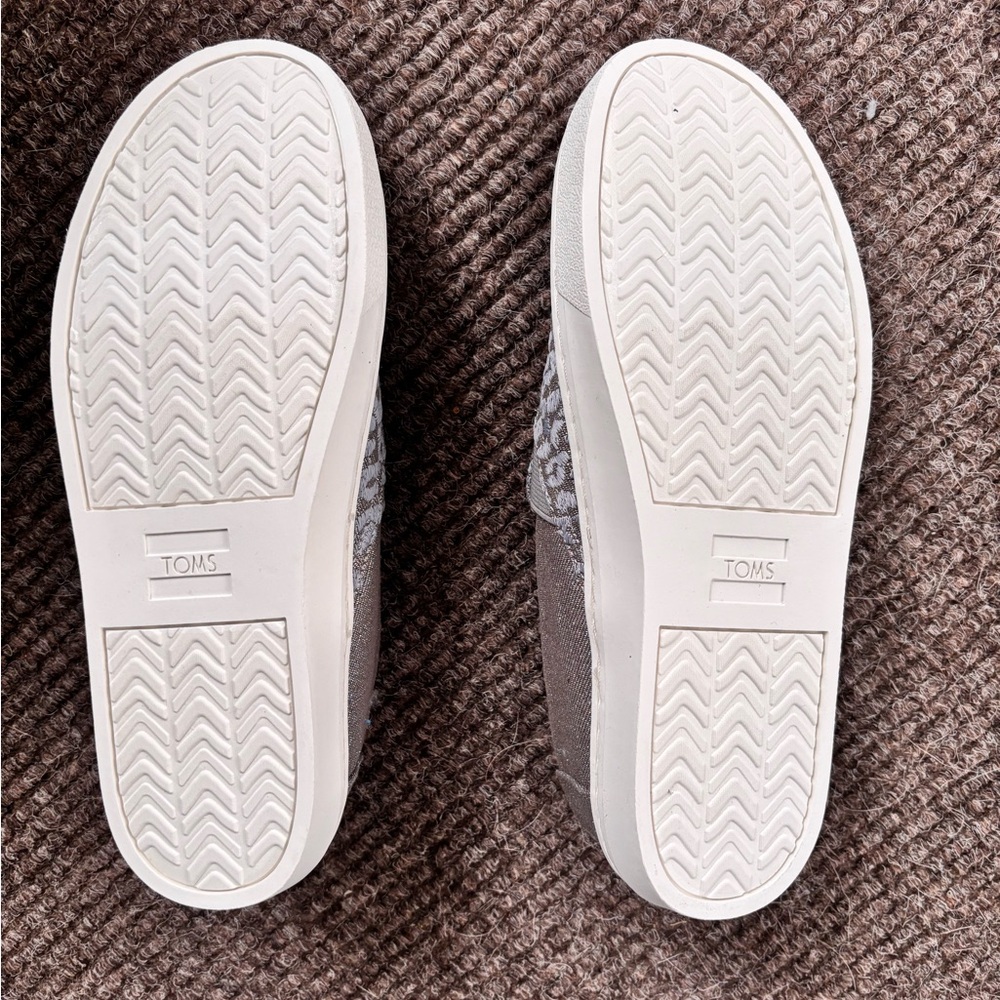 TOMS Luca Grey Cheetah Glimmer Youth Size 5 New In Box - Picture 4 of 7